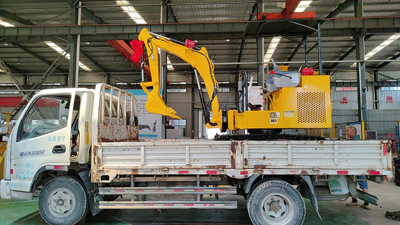山東礦安重工生產(chǎn)的小型迷你挖掘機(jī)裝車(chē)發(fā)貨