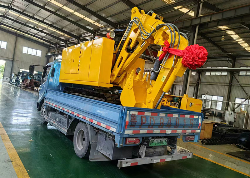 礦安重工生產(chǎn)的液壓挖掘機(jī)裝車發(fā)貨